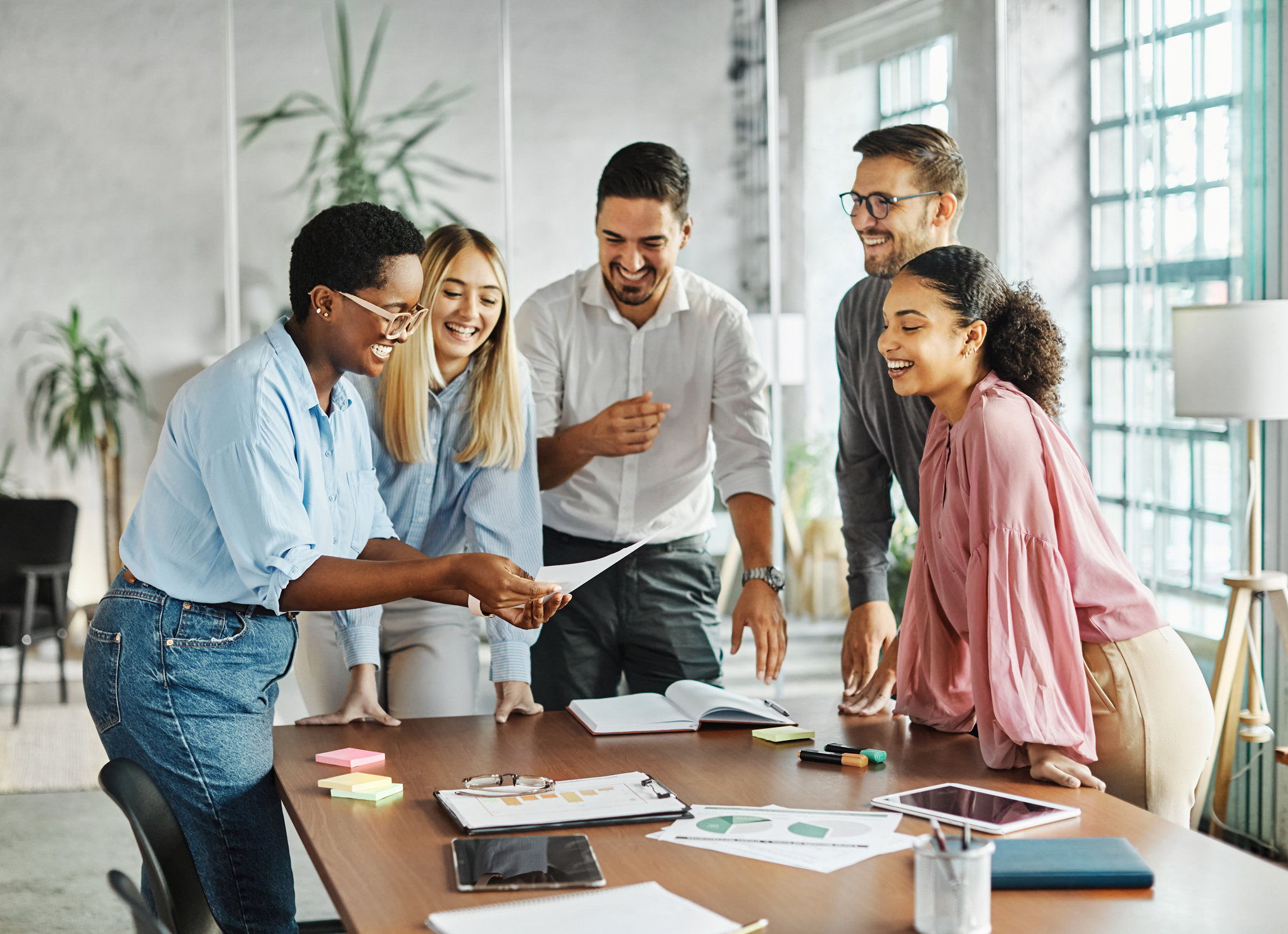 Grupo diverso de colaboradores reunido em ambiente de trabalho, representando a atuação da Squad de Diversidade da Sompo.
