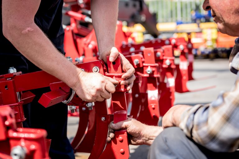 Homens trabalhando em manutenção de equipamentos.